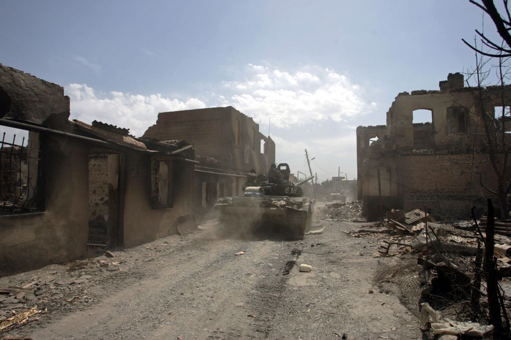 Tanque russo passa por edifícios destruídos em Tskhinvali, cidade rebelde da Ossétia do Sul | Dmitry Kostyuko/AFP