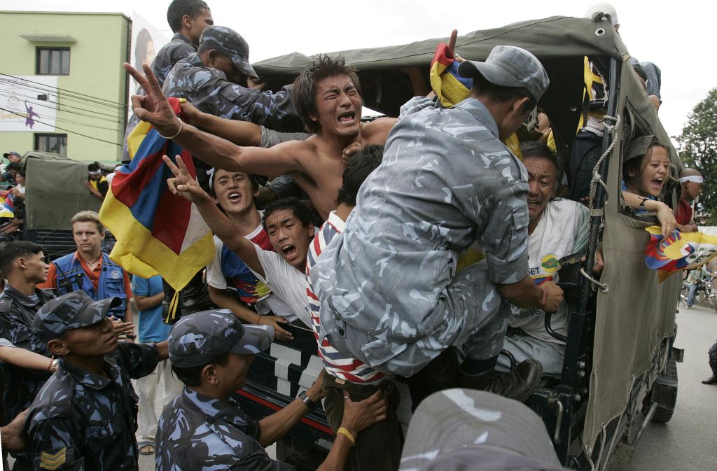Tibetanos exilados foram levados pela polícia chinesa após protesto. Gritos de "Chin, sua ladra, deixe nosso país" ecoaram durante às prisões | Gopal Chitrakar / Reuters