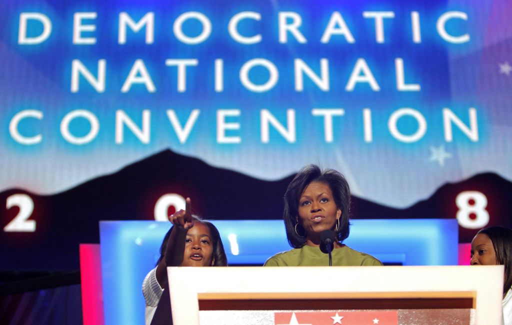 Michelle Obama faz sua primeira aparição no primeiro dia da convenção democrata ao lado de suas filhas Malia(esq.) e Sasha | Brian Snyder / Reuters