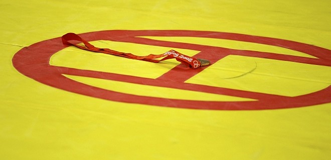 Medalha é abandonada no chão da arena |