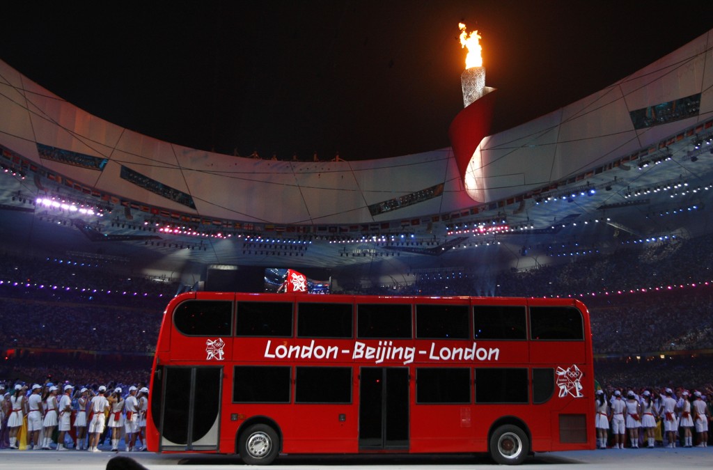 Tradicional ônibus londrino de dois andares entra no Ninho do Passáro em Pequim