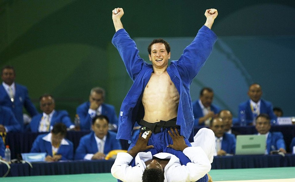 Tiago Camilo comemora a medalha de bronze, dedicada ao irmão, o também judoca Chicão Camilo. | Jonathan Campos enviado especial/ Gazeta do Povo