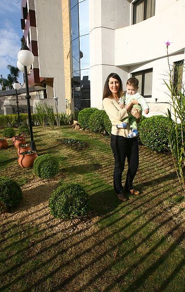 Lisiane e seu filho Caio, de 11 meses: a dedetização garante a tranquilidade da família. | Aniele Nascimento/Gazeta do Povo