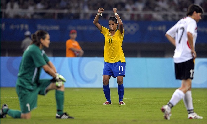 Golpe de misericórdia: Cristiane comemora o quarto gol, em que ela passou pelo meio da defesa alemã antes de dar um tapa na saída da goleira Angerer. |