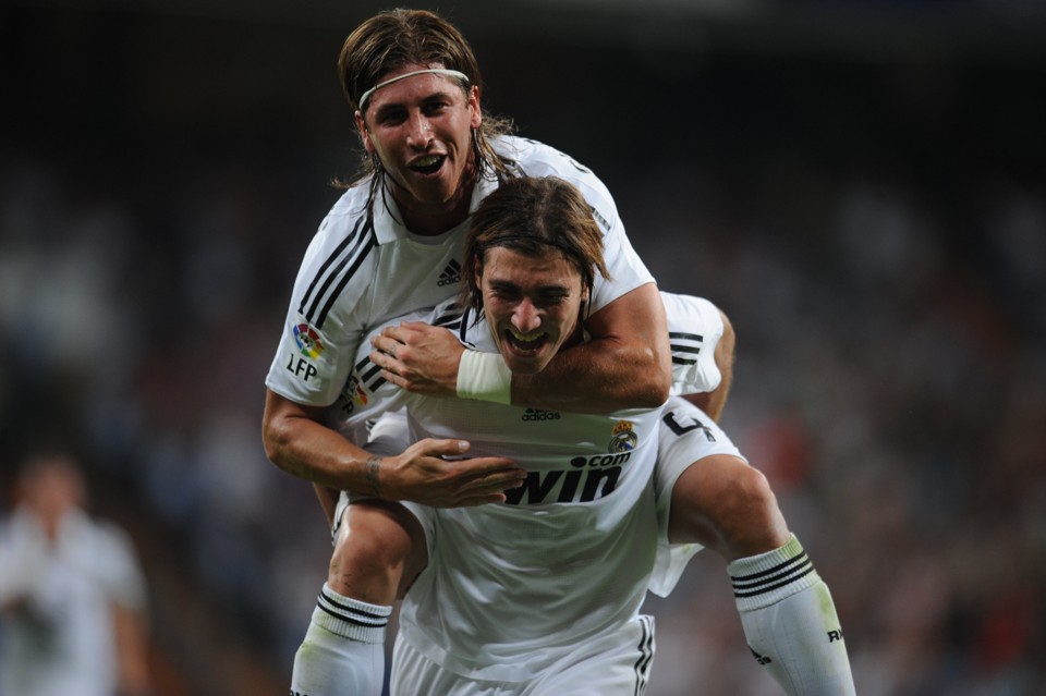 Sérgio Ramos e Higuain comemoram um dos gols do Real Madrid na partida | Dani Pozo / AFP