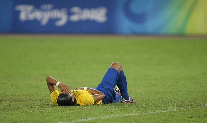 Cristiane cai no gramado após perder chance de marcar |