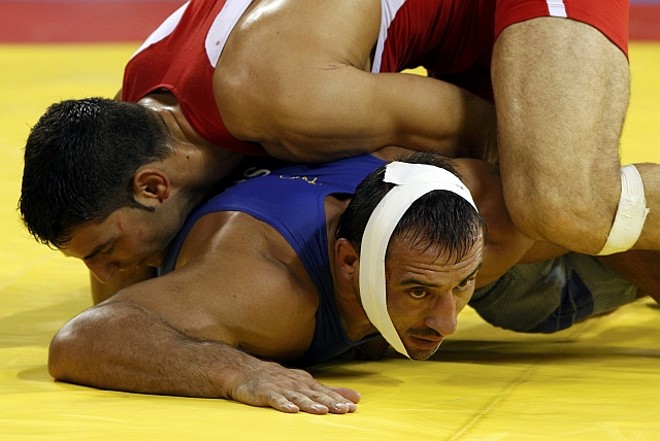 Abrahamian - de azul - enfrenta Minguzzi - de vermelho - na fase semifinal da luta greco-romana |