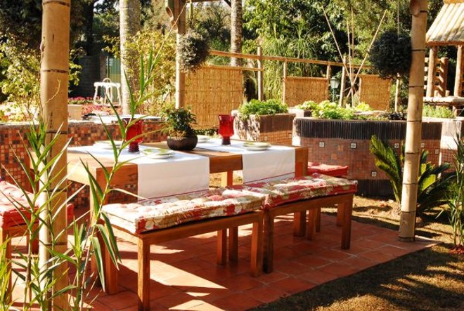 Ecológico: O ambiente Lazer da Família tem gazebo de bambu e móveis de madeira de demolição (reaproveitada). O projeto é da designer de interiores Edilene Boralli e dos paisagistas Maria Ribeiro e Ricardo Caporossi Junior |