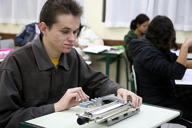 Leodinaldo: auxílio de máquina de braille para poder estudar | 