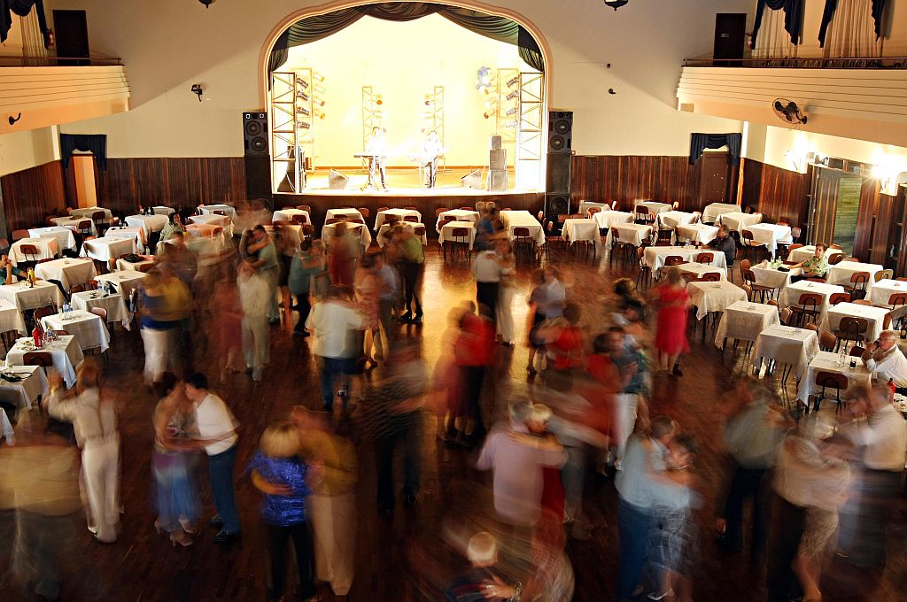 Salão de terça-feira, no Clube Dom Pedro II: um dos muitos endereços de bailes de terceira idade em Curitiba | Fotos: Albari Rosa/Gazeta do Povo
