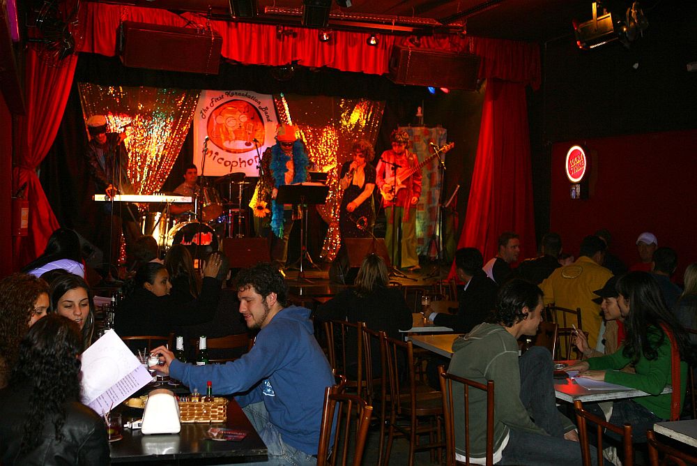 Público assiste a apresentação da banda Micophone e pode subir ao palco para cantar | Pedro Serápio/Gazeta do Povo