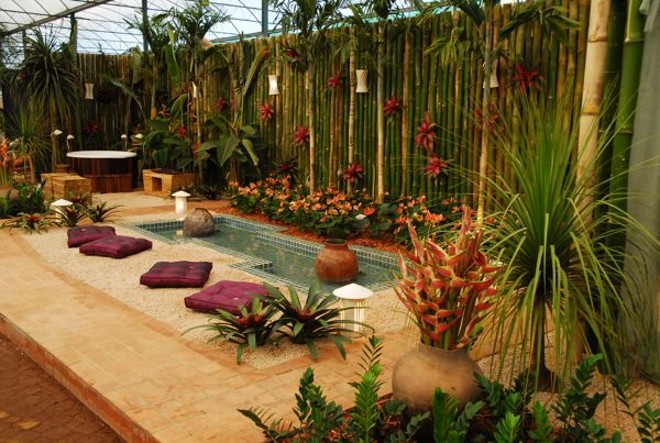 Clima tropical: Jardim com inspiração no clima tropical de parte da Ásia, o Canto Asiático tem vegetação nativa, que gera pouca manutenção. Além de bambus, que delimitam o espaço, antúrias e pata de elefante são as plantas mais utilizadas. O ambiente tem ainda ofurô. O projeto é da engenheira agrônoma e paisagista Cíntia Rua |