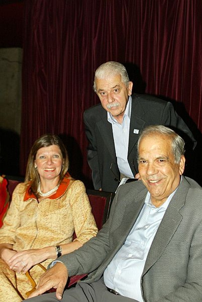 Na platéia do Guairão, antes do concerto da Orquestra Sinfônica do Paraná em homenagem à Gazeta do Povo, o casal Fanny Durães e Oriovisto Guimarães com o arquiteto Manoel Coelho (em pé) | 