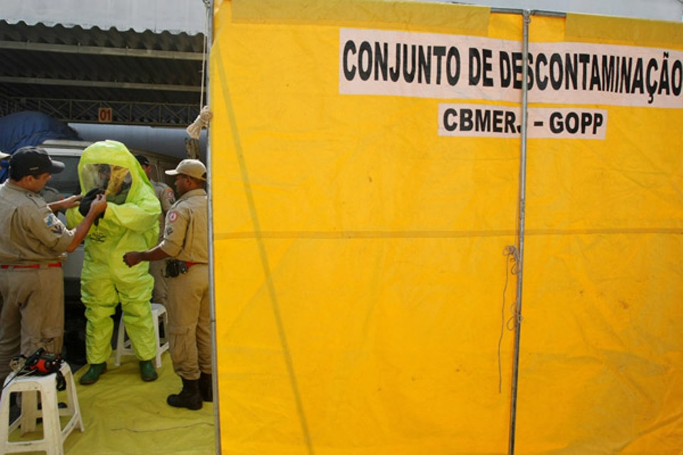 Equipe teve que usar equipamento de proteção ao fazer a vistoria | Agência O Globo