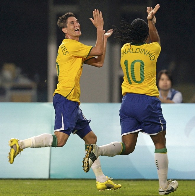 Ronaldinho Gaúcho tabelou com Diego no primeiro gol Brasileiro; Thiago Neves fez os outros dois | 