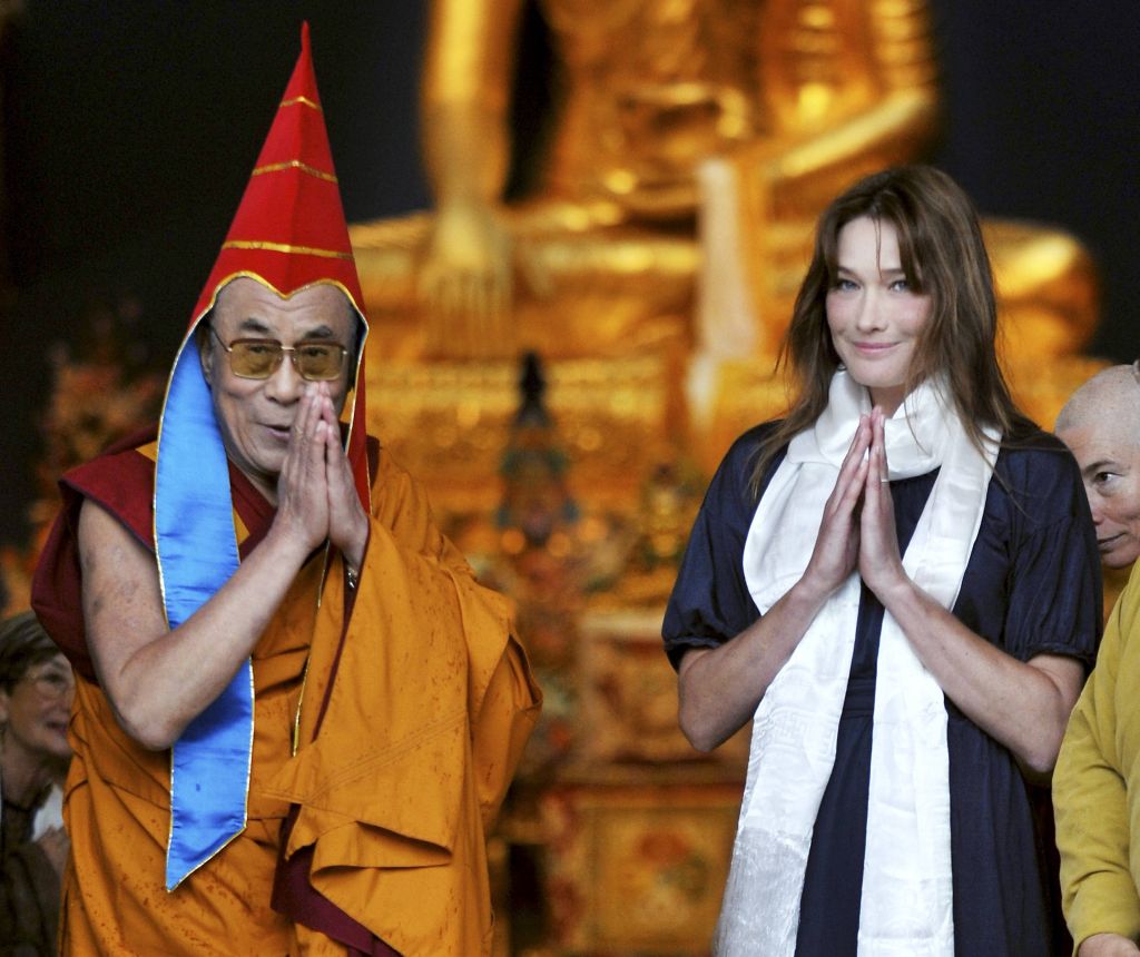 Carla Bruni recebeu um lenço branco de Dalai Lama, em seguida participou de uma procissão | Pascal Guyot / Reuters