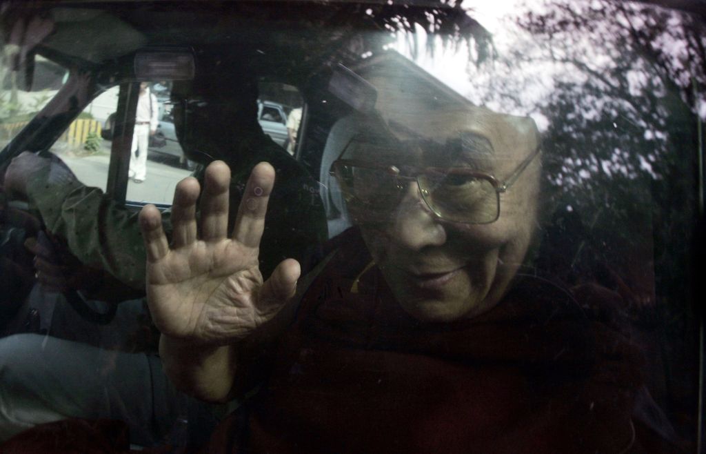 Após cancelar viagens e reclamar de fadiga nesta quarta, desta vez o líder espiritual sentiu desconforto abdominal | Stringer / Reuters