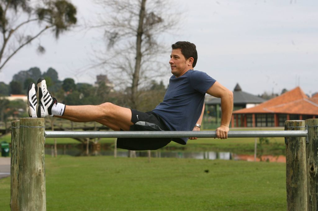 Em forma: Gomyde faz exercícios físicos no Parque Barigüi para enfrentar a maratona da campanha eleitoral | Daniel Castellano/Gazeta do Povo