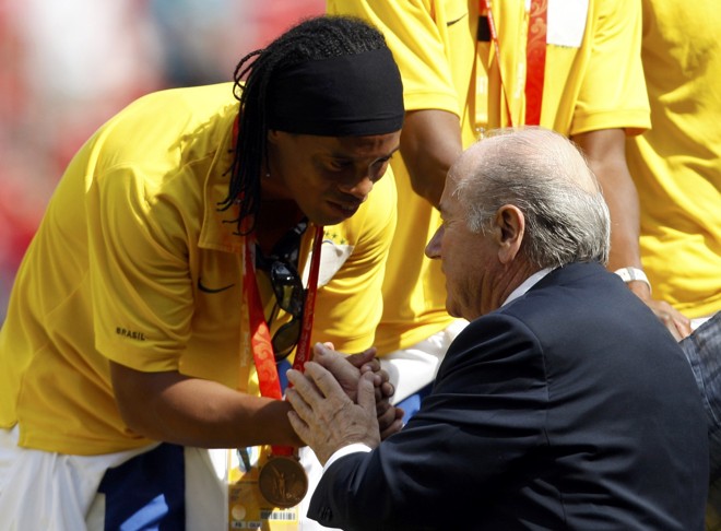 Ronaldinho Gaúcho um dos mais festejados na cerimônia de premiação no Ninho do Pássaro, em Pequim. Atacante do Milan recebe os cumprimentos do presidente da Fifa Joseph Blatter | 