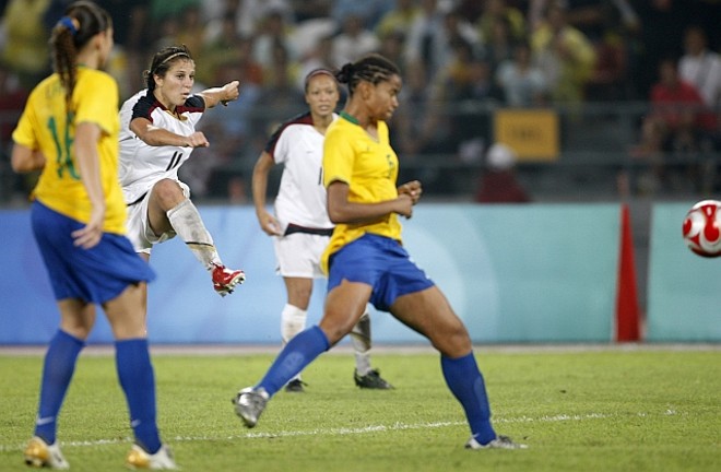 Carli Lloyd chuta para fazer o gol dos Estados Unidos |