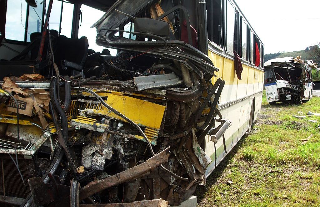 Estado de um dos ônibus após o acidente: senti o estrondo e as poltronas voando, conta uma das vítimas | Diógenes Gonçalves