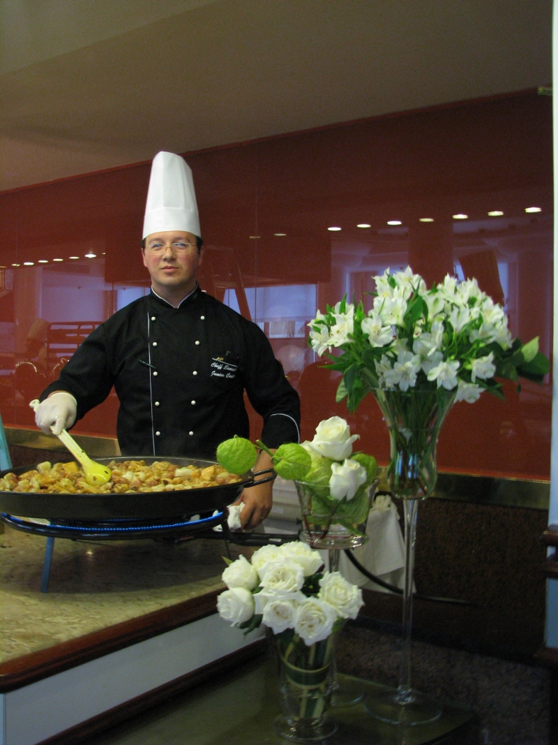 A paella feita pelo chef Junior Costa do restaurante 99 Brasserie é uma das boas opções para o almoço do dia dos pais | Divulgação