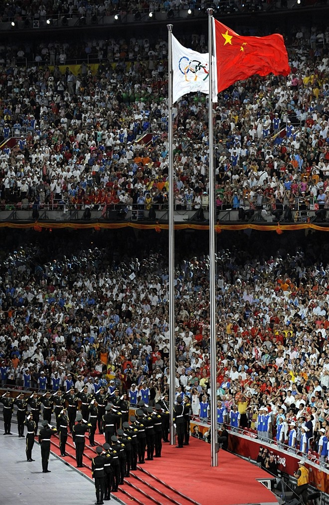 Bandeira Olímpica de Seul e da China estão hasteadas no Estádio Nacional |