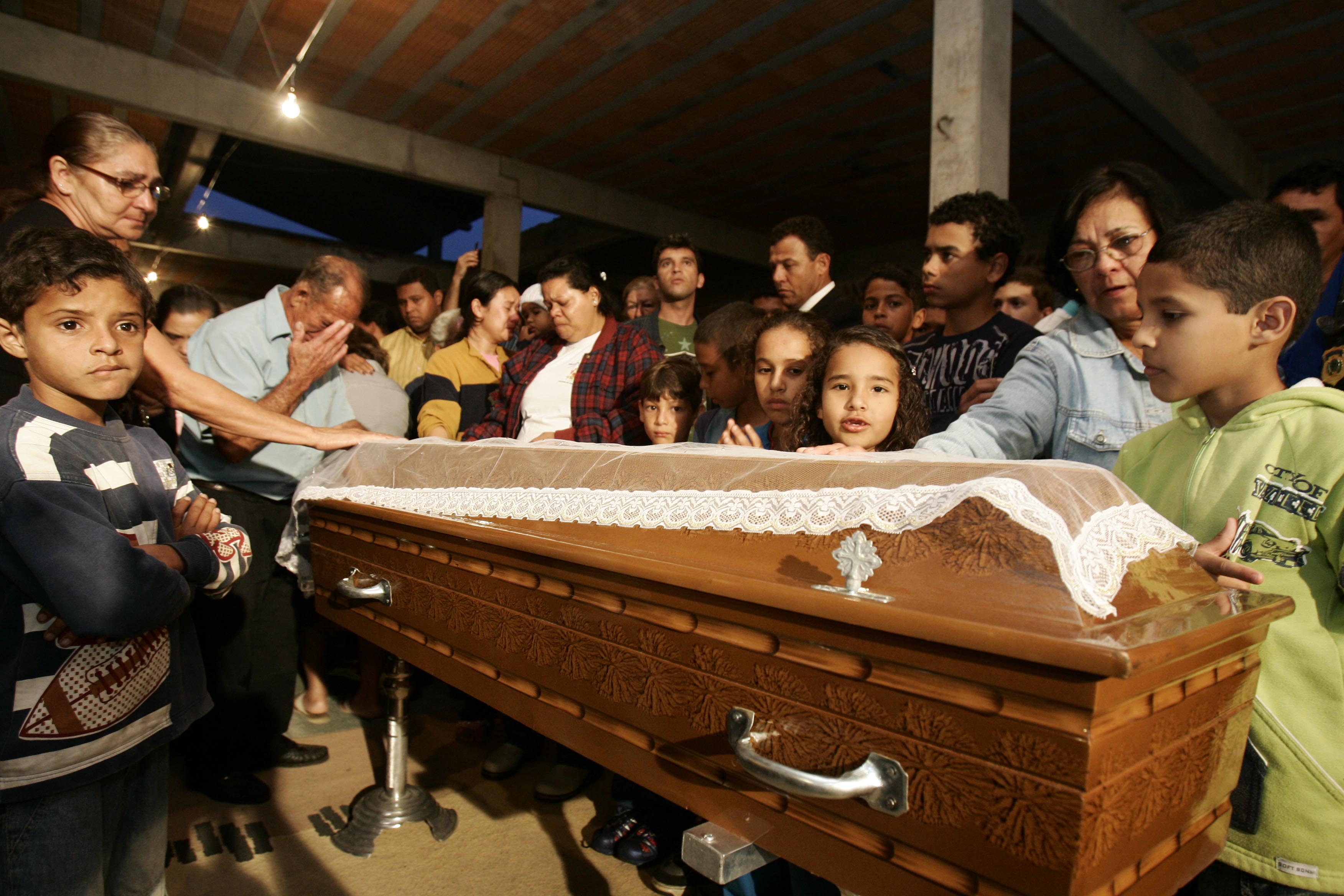 Após ser velado e homenageado em Paranaguá, o corpo de Adelir de Carli embarca para a cidade de Ampére | MARCELO ELIAS / GAZETA DO POVO