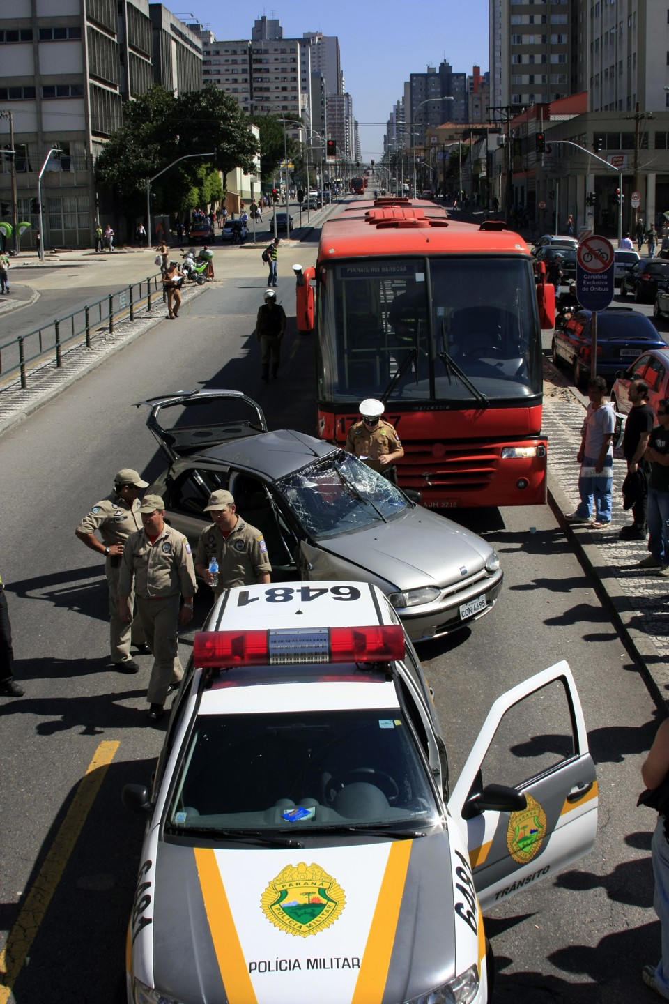 O carro estaria cruzando a canaleta exclusiva para ônibus quando foi atingido lateralmente pelo coletivo | Daniel Derevecki / Gazeta do Povo