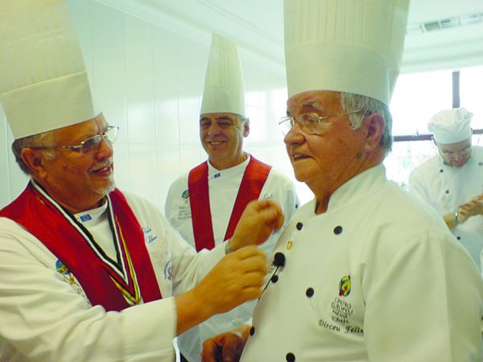 Chefs cordon rouge- Em Curitiba, Paolo Caldana, grão-mestre daFederazione Italiana dei Cuochi, e os chefs do Centro Europeu, Dirceu Félix e José Serra, firmaram parceria. José Ost, Carlos Sandrini e Sheldon Botogoski comemoraram o sucesso em Roma. Hoje, singram o Mediterrâneo rumo às ilhas gregas. Éfeso, Tróia e Afrodisias, antigos portos do Mar de Mármara, no roteiro | 