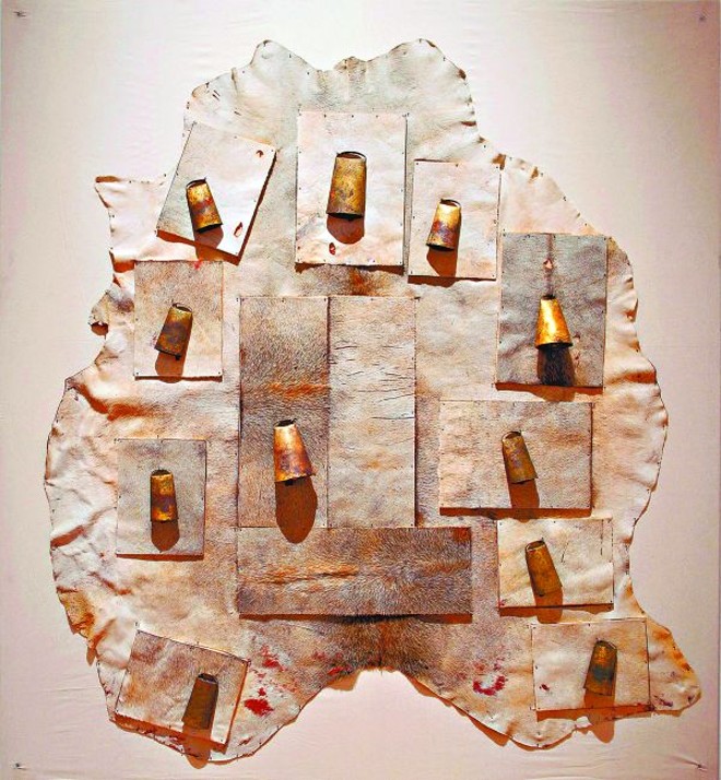 Bené Fonteles: madeira, tecido, couro e chocalhos | 