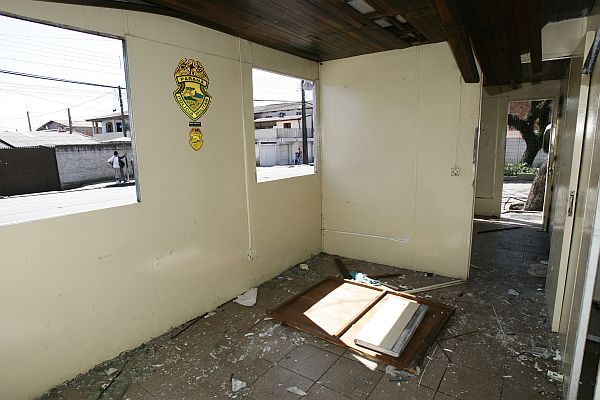 Posto policial foi depredado no início do mês, ficando destruído. PM não tem previsão para iniciar os reparos. | Marcelo Elias/Gazeta do Povo