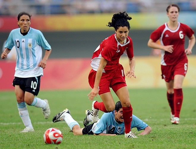 Kara Long, autora do segundo gol canadense ganha jogada de argentina |