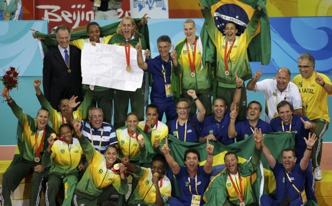 Além de jogadoras e comissão técnica, a foto final das brasileiras contou ainda com os presidente da CBV e do COB |