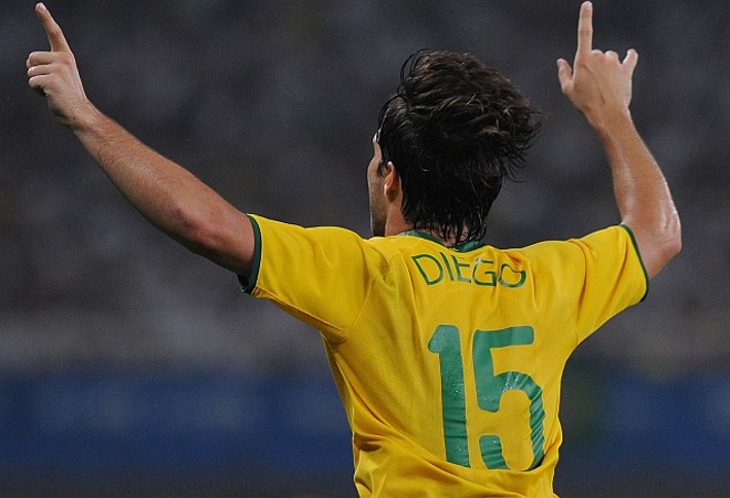 Diego comemora o primeiro gol brasileiro, feito num lance de força |