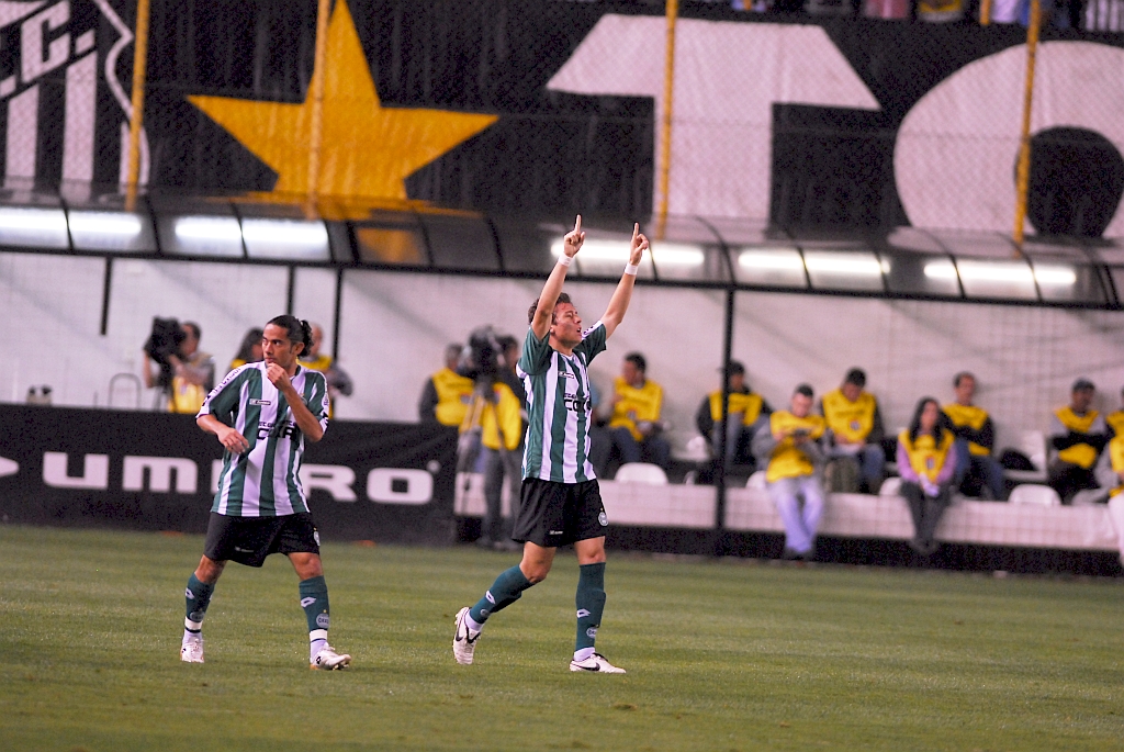 Keirrison e Carlinhos Paraíba comemoram gol do K9 na Vila Belmiro: na centésima partida pelo Coritiba, o atacante marcou até gol de falta | A Tribina de Santos/Doulas Abysaber