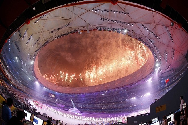 Fogos de artifícios são vistos a partir das arquibancadas do Estádio Nacional |