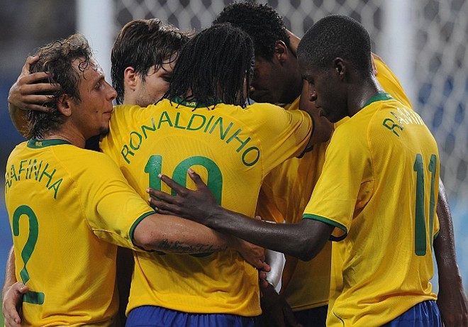 Rafinha, Ronaldinho, Ramires, Diego e Jô se abraçam no segundo gol brasileiro, que foi marcado por Jô |