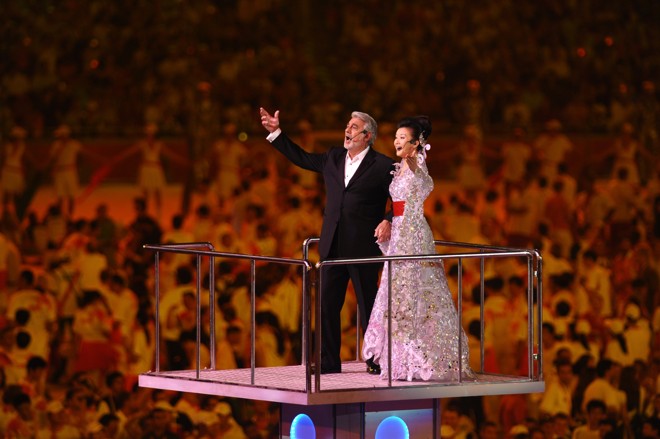 O tenor espanhol Placido Domingo faz dueto com a cantora chinesa Song Zuying |