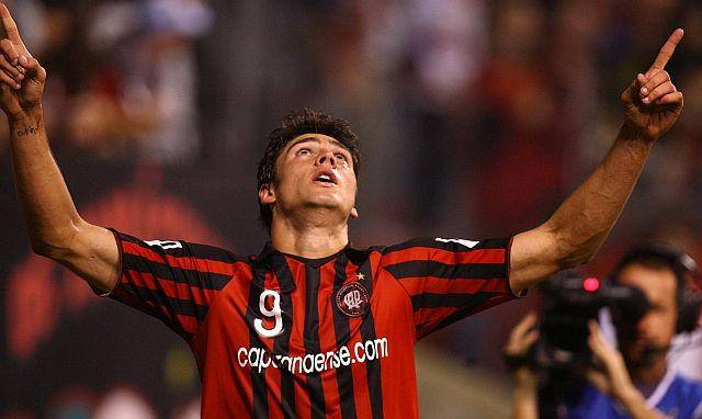 Pedro Oldoni comemora um de seus três gols na goleada sobre o Ipatinga | PEDRO SERÁPIO/GAZETA DO POVO