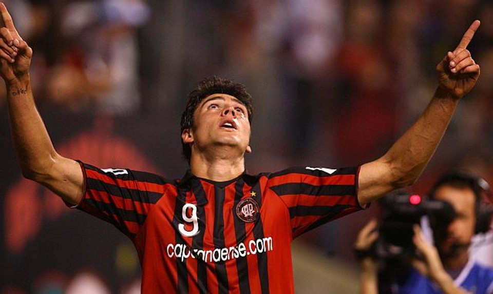 Pedro Oldoni comemora um de seus três gols na goleada sobre o Ipatinga | PEDRO SERÁPIO/GAZETA DO POVO