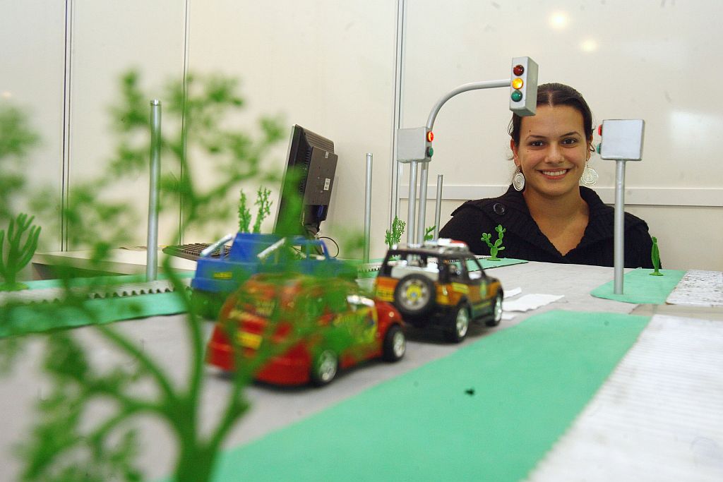 A estudante do Senai Curitiba Aline Pinhelli desenvolveu projeto para deficientes visuais e auditivos | Daniel Castellano/Gazeta do Povo