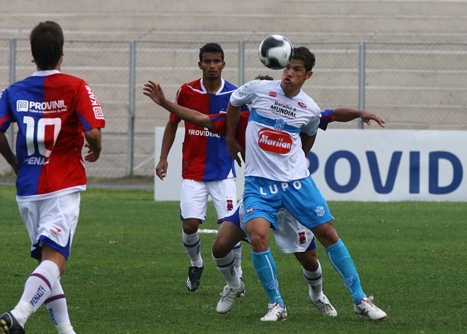 Jogo amarrado e muitas faltas na Vila Capanema |