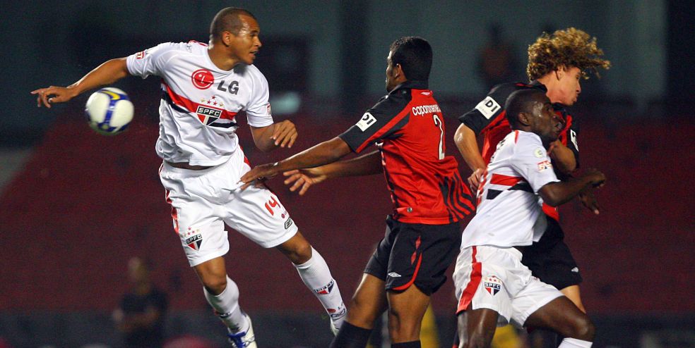 Aloísio, Alex Fraga, Renan e Hugo disputam jogada aérea. Vitória são-paulina faz o Atlético contabilizar a nona derrota consecutiva longe da Arena. | Gaspar Nobrega/Vipcomm