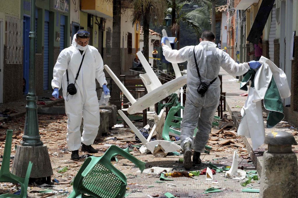 Inspetores investigam local onde a bomba explodiu em Ituango, ao menos 17 dos 50 feridos estão em estado grave | Raul Arboleda/ Reuters