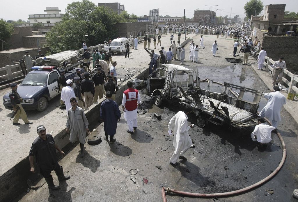 Ônibus ficou totalmente carbonizado e abriu um buraco na ponte: cerca de 150 militantes foram mortos em atentados na região de Bejaur | Ali Imam / Reuters