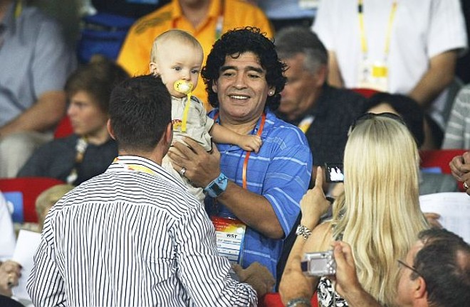 Maradona torceu para a Argentina e posou para fotos com fãs durante a semifinal. | 
