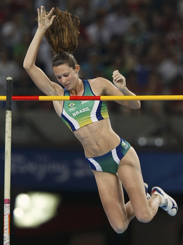 Fabiana Mürer salta e ultrapassa o sarrafo de 4,45m. A vara do salto seguinte simplesmente sumiu, tirando a saltadora brasileira do sério | Ruben Sprich/Reuters