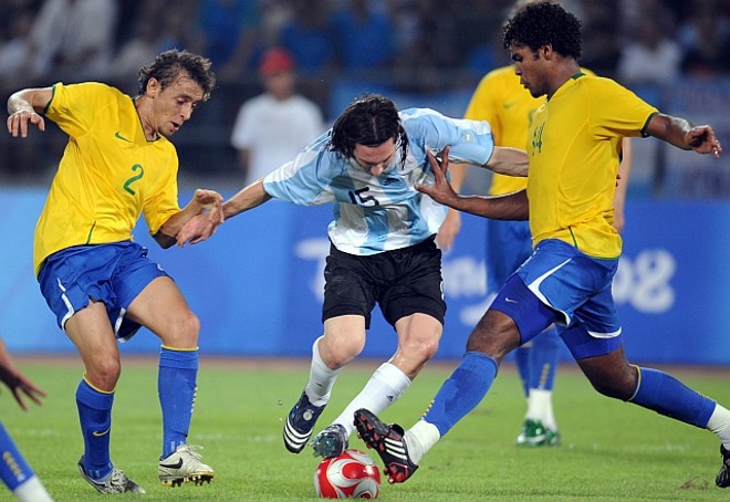 Messi tenta passar entre Breno e Rafinha |