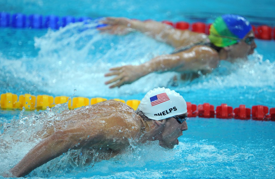 Kaio Márcio lado a lado com o norte-americano Michael Phelps na prova dos 200 metros borboleta | Matin Boreau/ APP